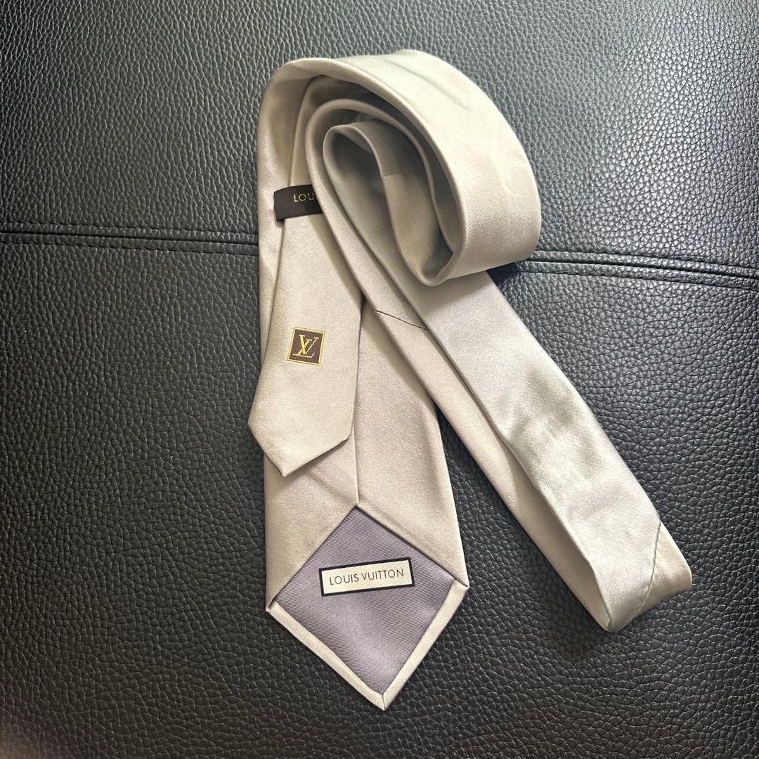 Louis Vuitton シルバー 無地 ネクタイ
