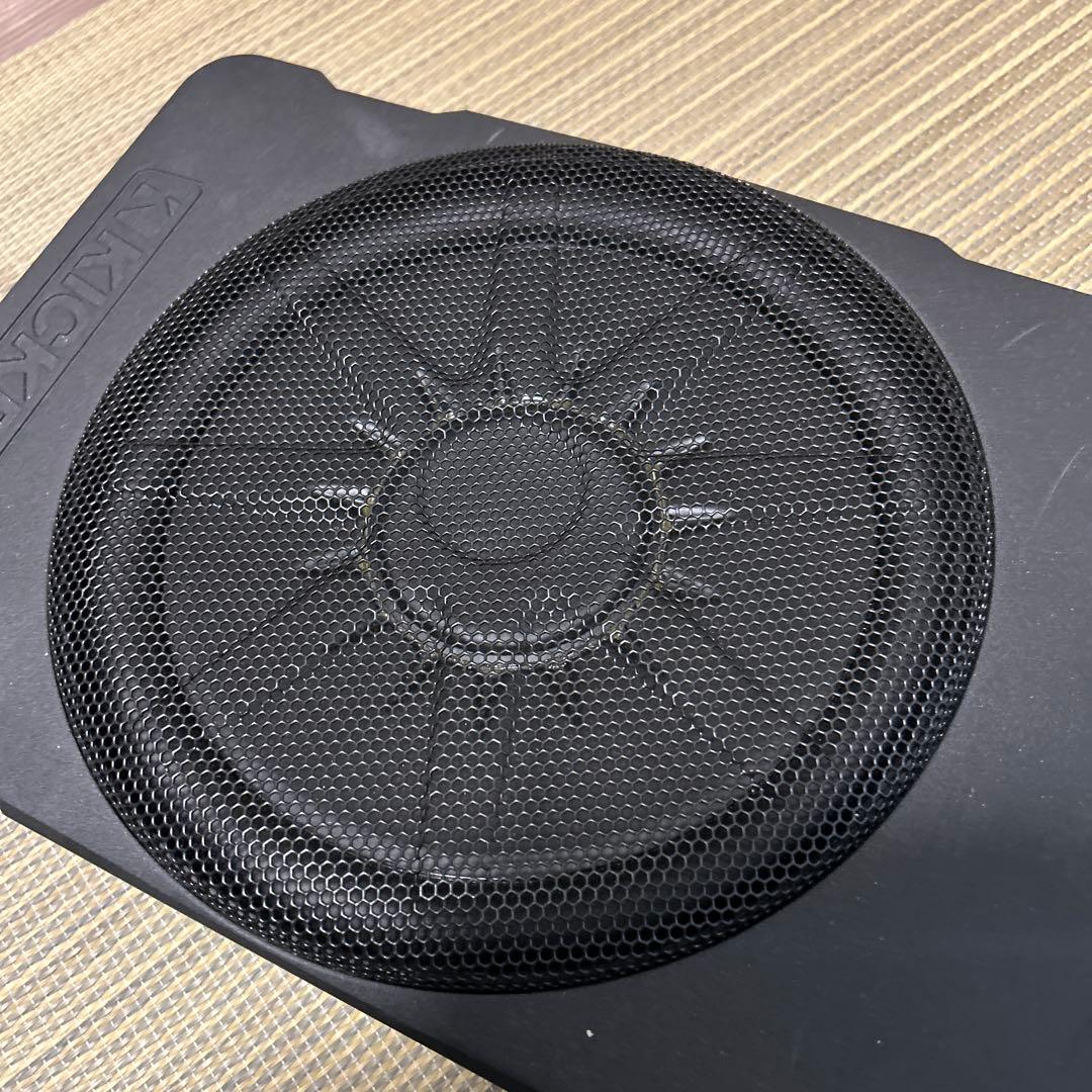 KICKER コンパクトウーファーアンプ付き。要説明分