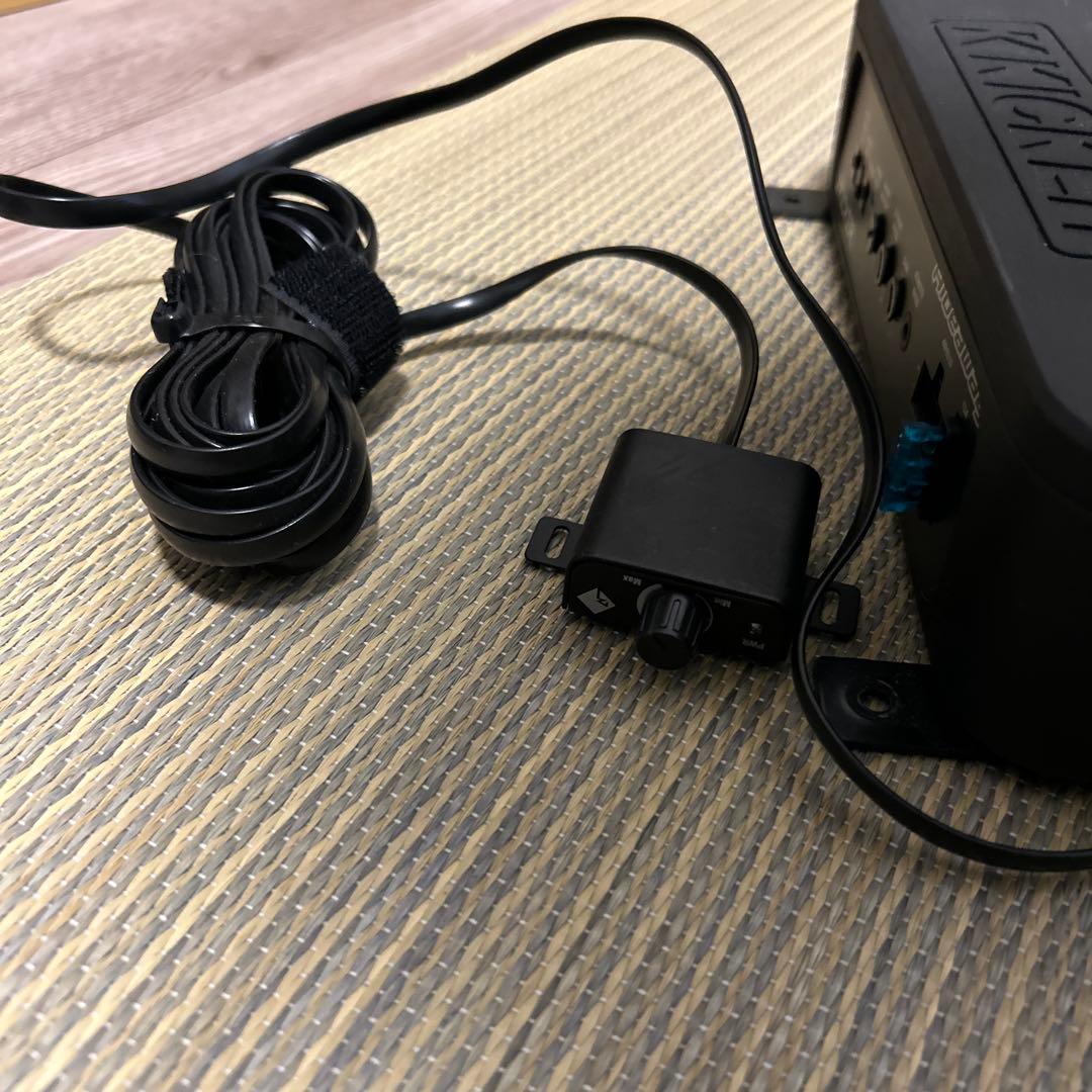 KICKER コンパクトウーファーアンプ付き。要説明分