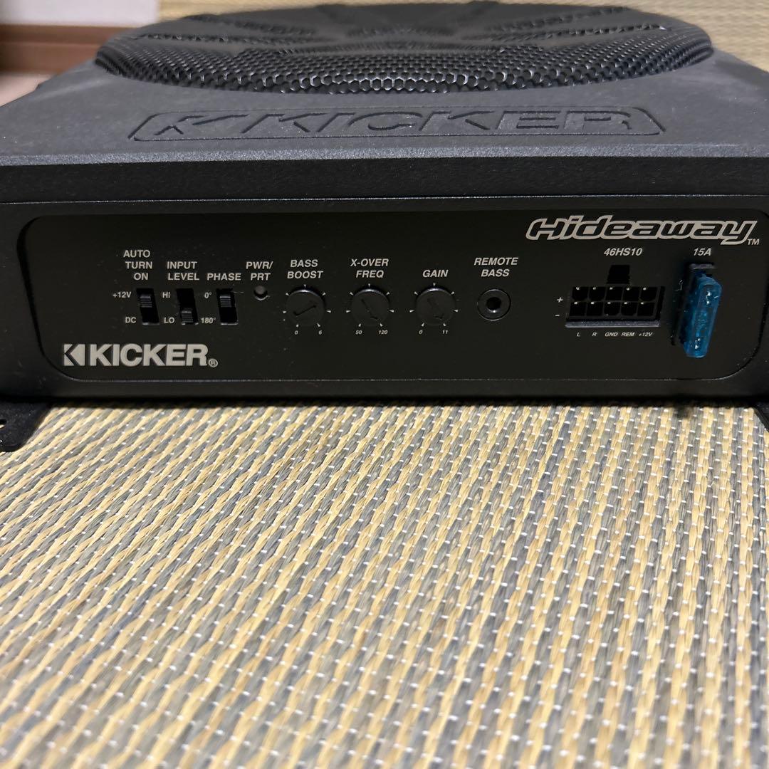 KICKER コンパクトウーファーアンプ付き。要説明分