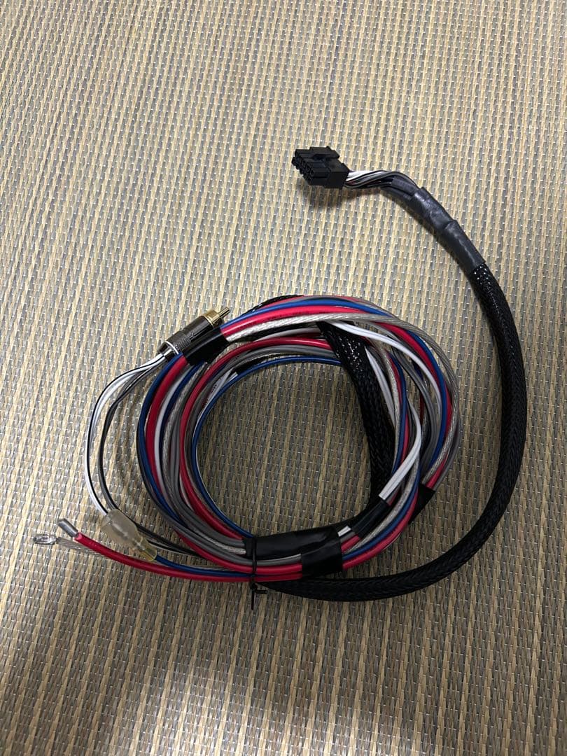 KICKER コンパクトウーファーアンプ付き。要説明分