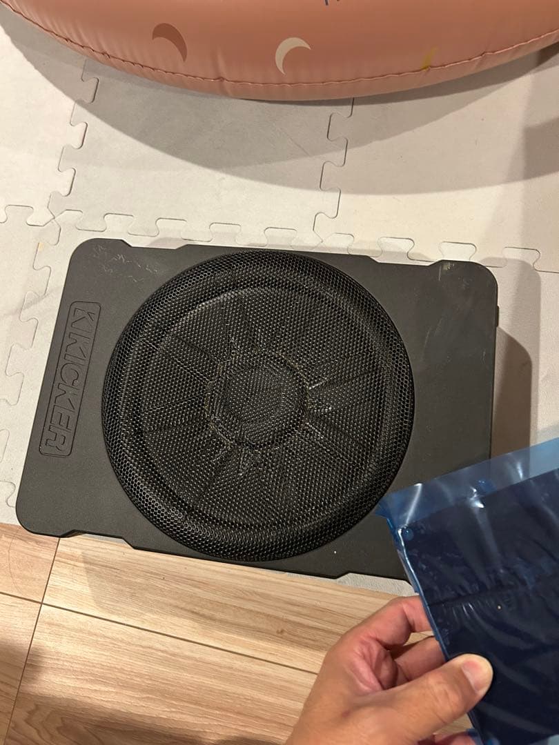 KICKER コンパクトウーファーアンプ付き。要説明分