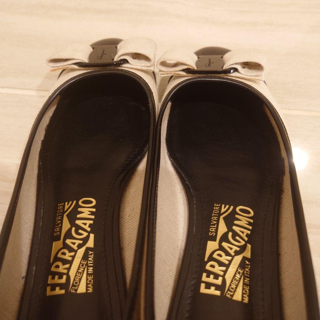 Ferragamo フラットシューズ ベージュ/ブラック