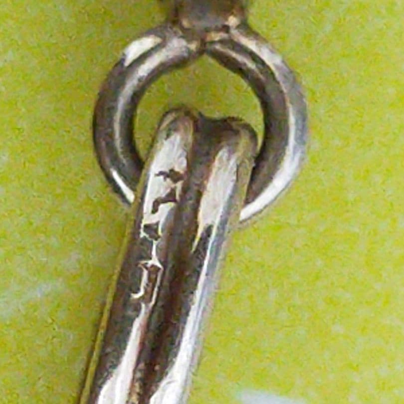 14K 刻印　翡翠？玉石？　緑色のジェイドドロップ型ペンダント