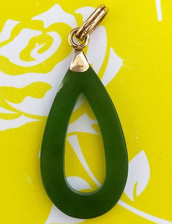 14K 刻印　翡翠？玉石？　緑色のジェイドドロップ型ペンダント