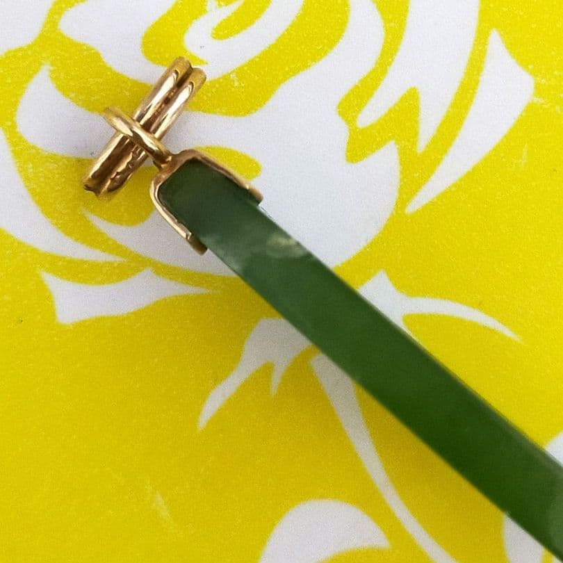 14K 刻印　翡翠？玉石？　緑色のジェイドドロップ型ペンダント