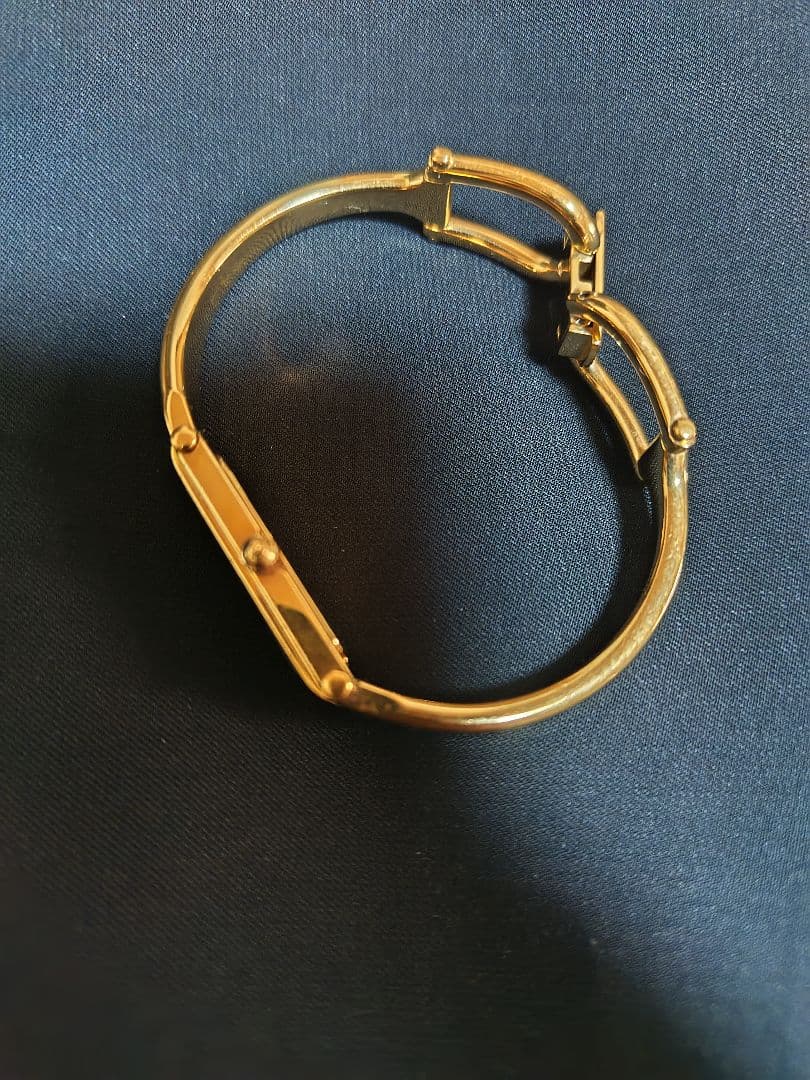 GUCCI グッチ レディース腕時計 黒文字盤 ゴールド バングル　ジャンク