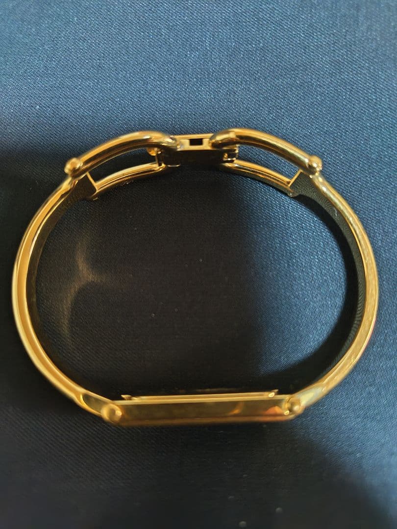 GUCCI グッチ レディース腕時計 黒文字盤 ゴールド バングル　ジャンク