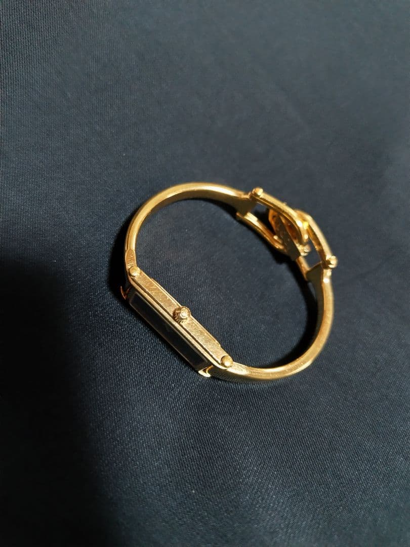 GUCCI グッチ レディース腕時計 黒文字盤 ゴールド バングル　ジャンク