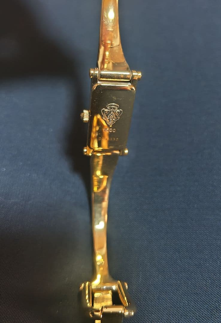 GUCCI グッチ レディース腕時計 黒文字盤 ゴールド バングル　ジャンク