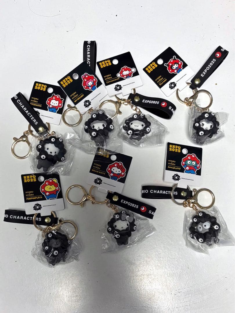 サンリオキャラクターズ ミャクミャク なりきり モノクロキーホルダー（全７種）