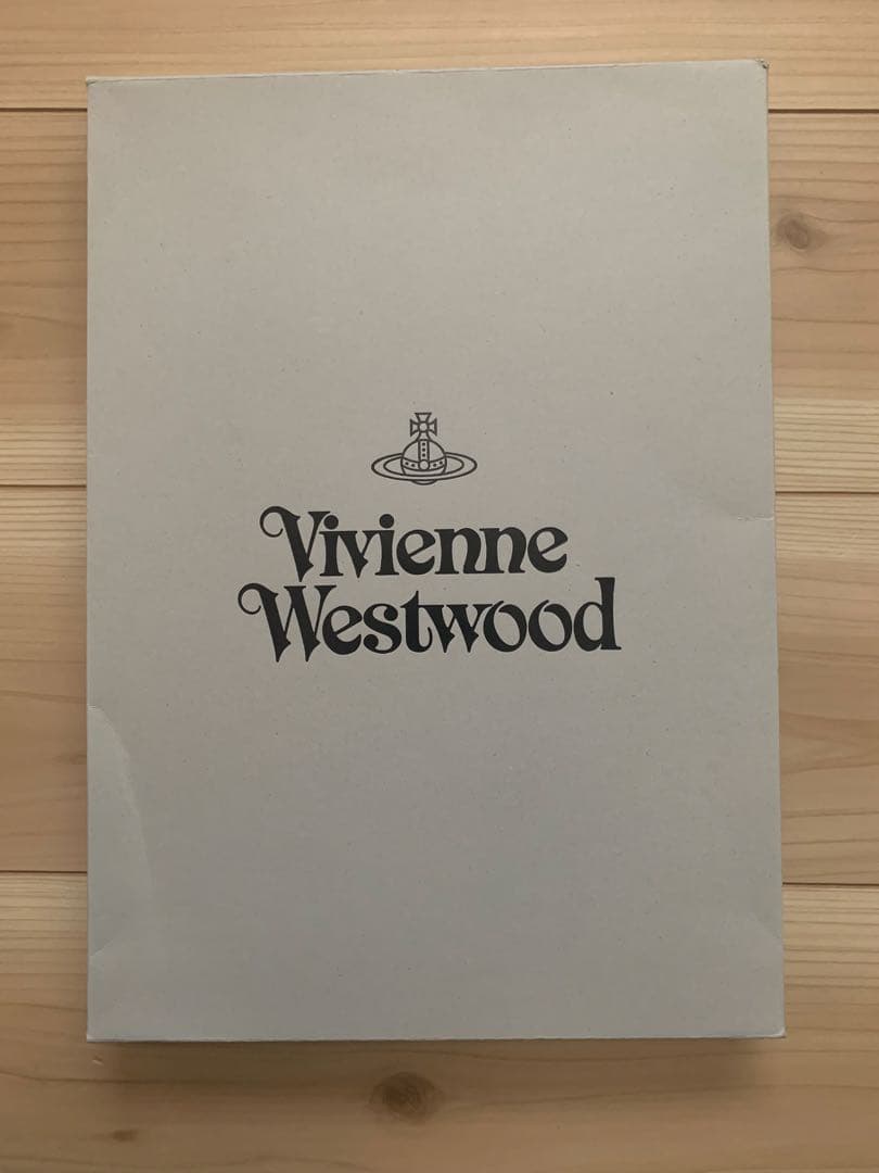 新品、未使用タグ付きVivienne Westwood ホワイトマフラーBOX付