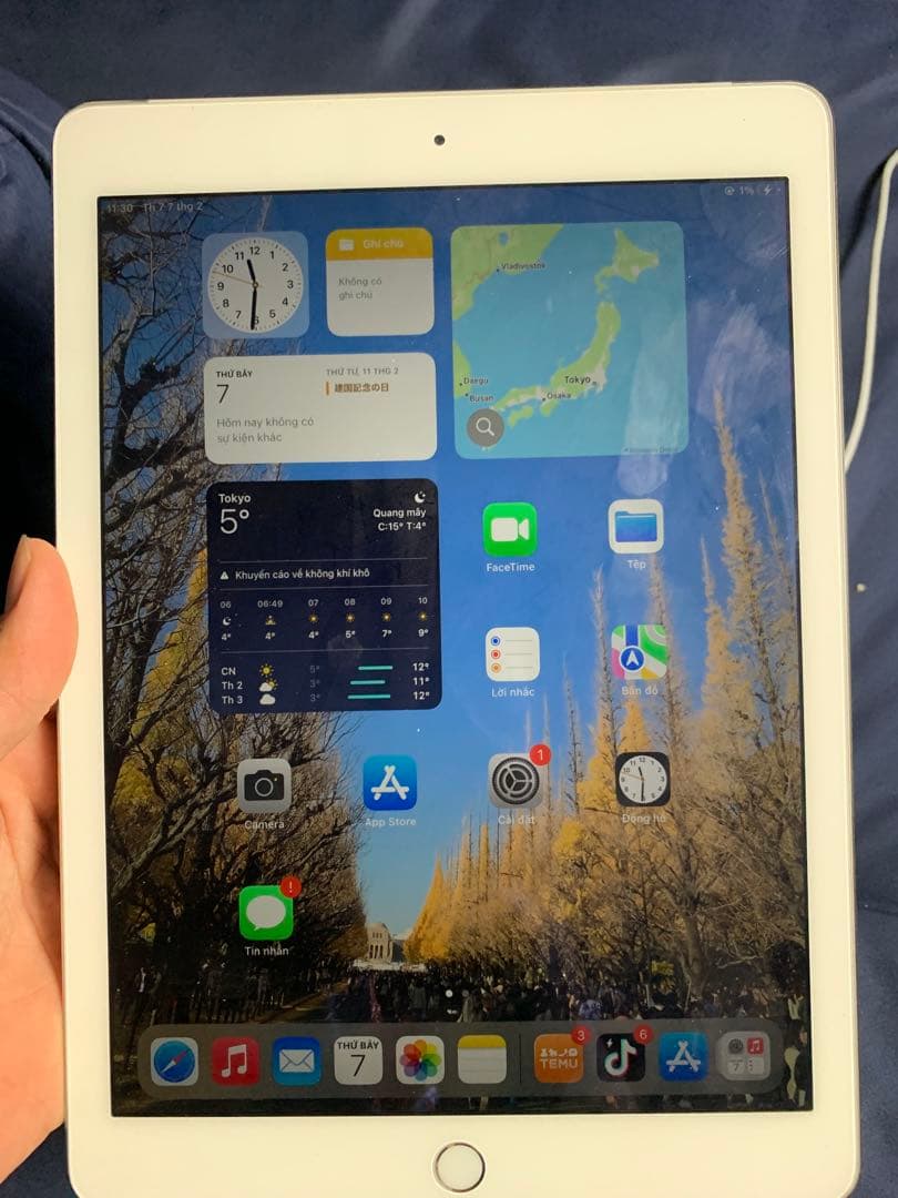 Windowsタブレット 約10インチ キーボード付き。 iPad付きです。