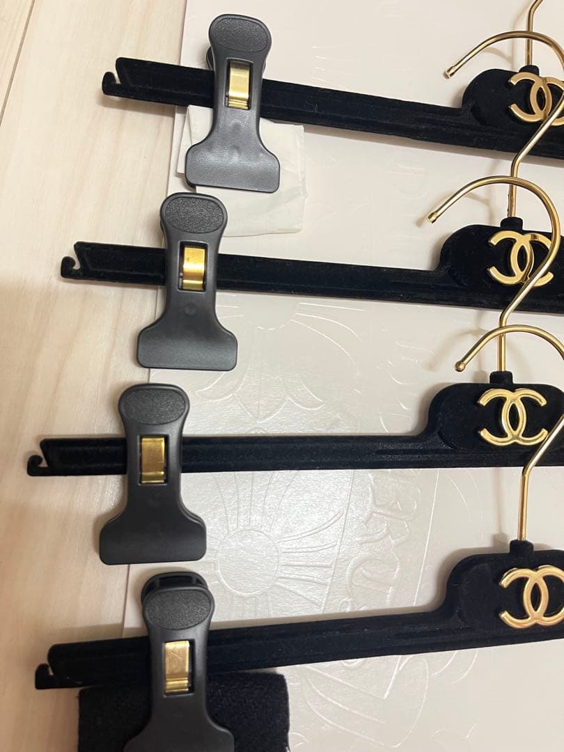 シャネルロゴ付き衣類ハンガー7本セット