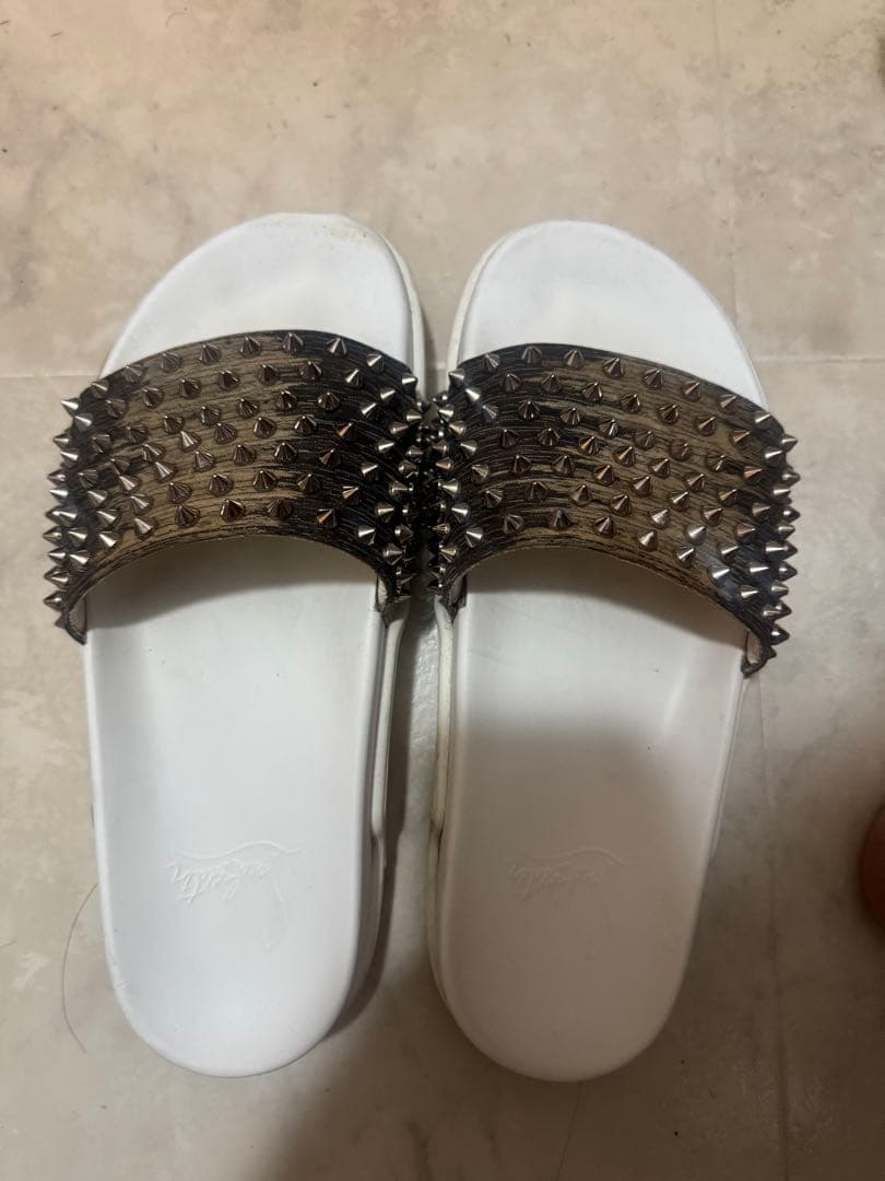 スパイク装飾の厚底サンダル