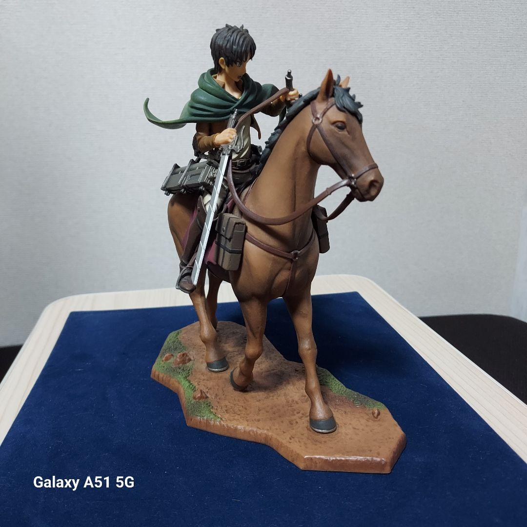 進撃の巨人　エレン リヴァイ 騎馬フィギュア　2体