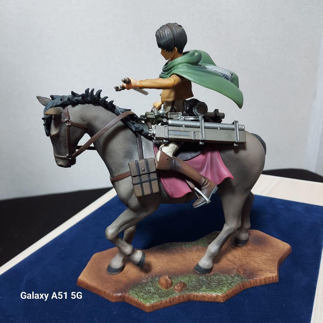 進撃の巨人　エレン リヴァイ 騎馬フィギュア　2体