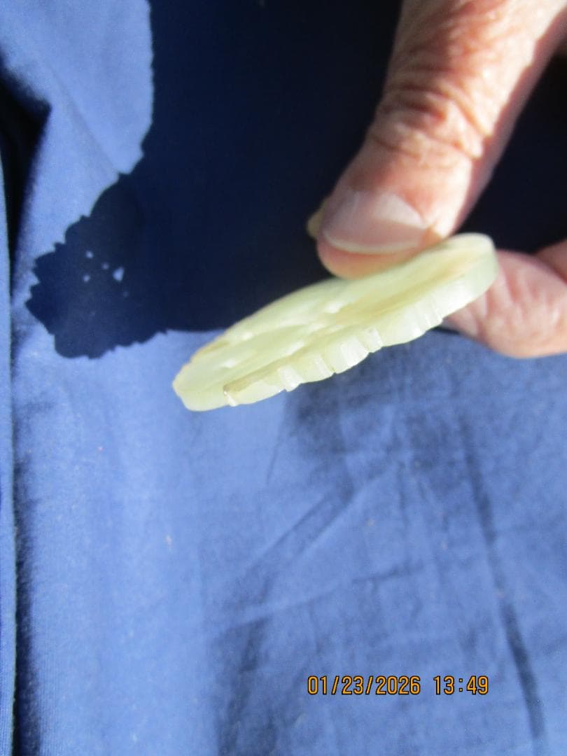 中国　玉　石細工　彫り物　根付　当時の札付き　翡翠【?】 工芸品　細工物　1個