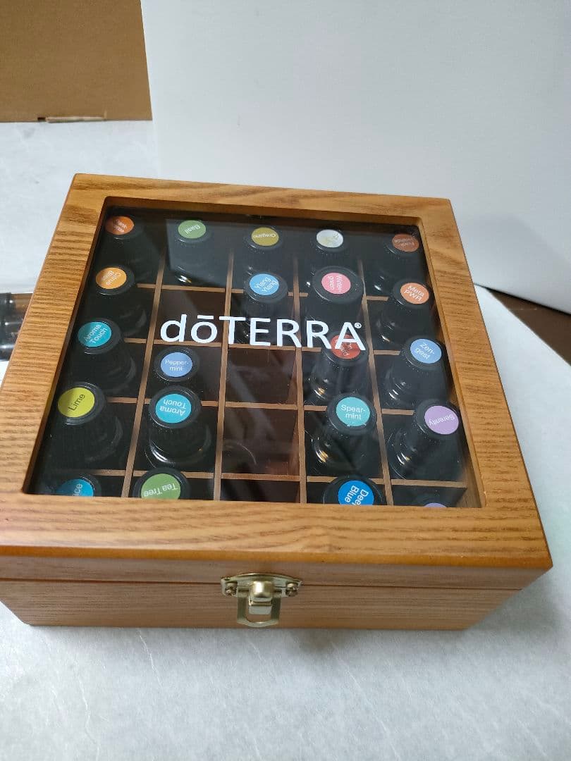 ドテラ　エッセンシャルオイルセット　２１本　小瓶付き24個　木箱