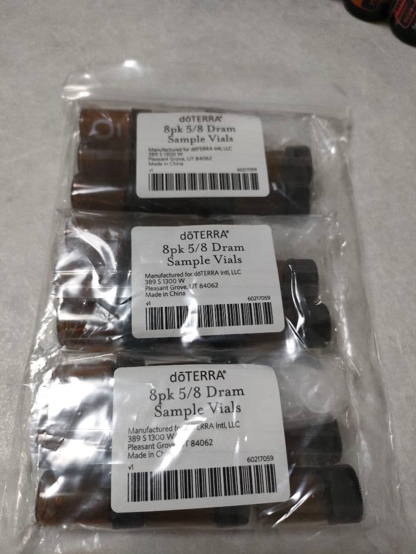 ドテラ　エッセンシャルオイルセット　２１本　小瓶付き24個　木箱