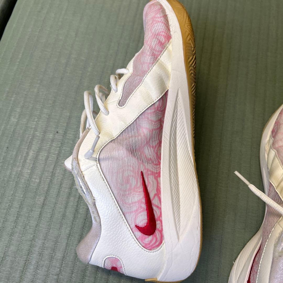 バスケットボールシューズ ホワイト/レッド バラ柄