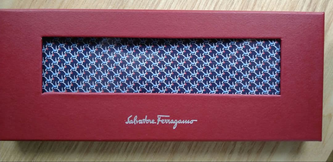 Ferragamo ネクタイ ネイビー 100%シルク 約8cm幅　新品ケース付