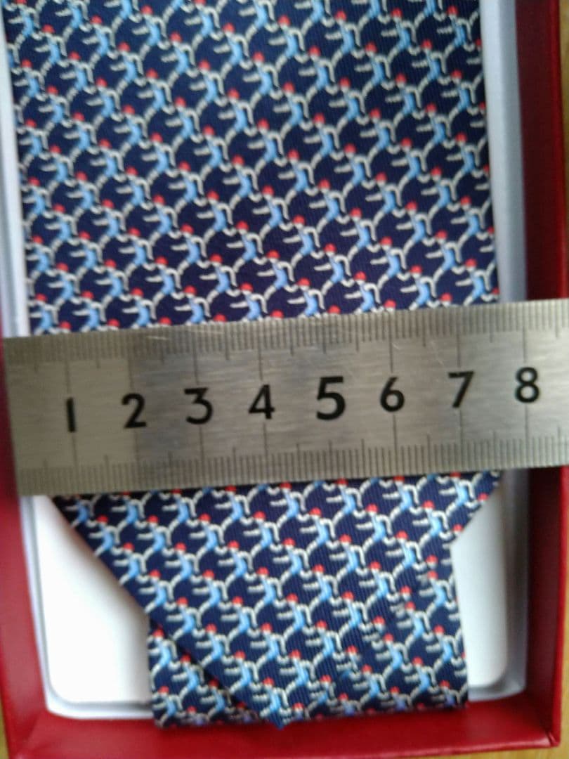 Ferragamo ネクタイ ネイビー 100%シルク 約8cm幅　新品ケース付