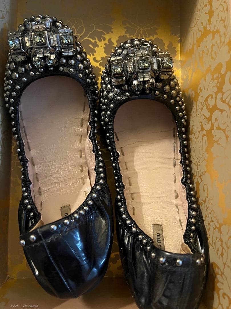 miu miu ビジュー付きフラットシューズ