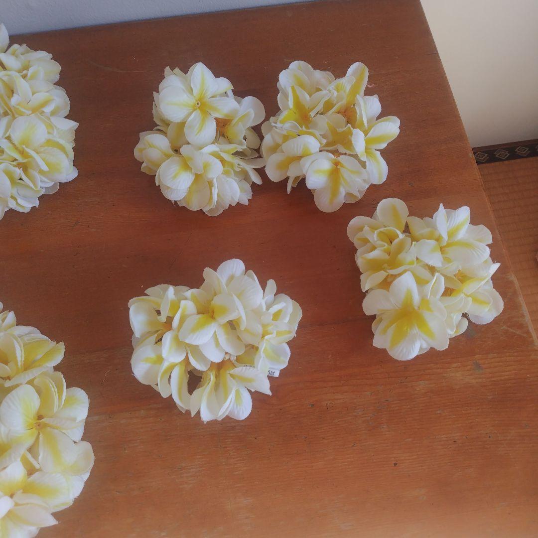 フラダンス用黄色い花のレイ2つ、レイポウ2つ、手首飾り4つ