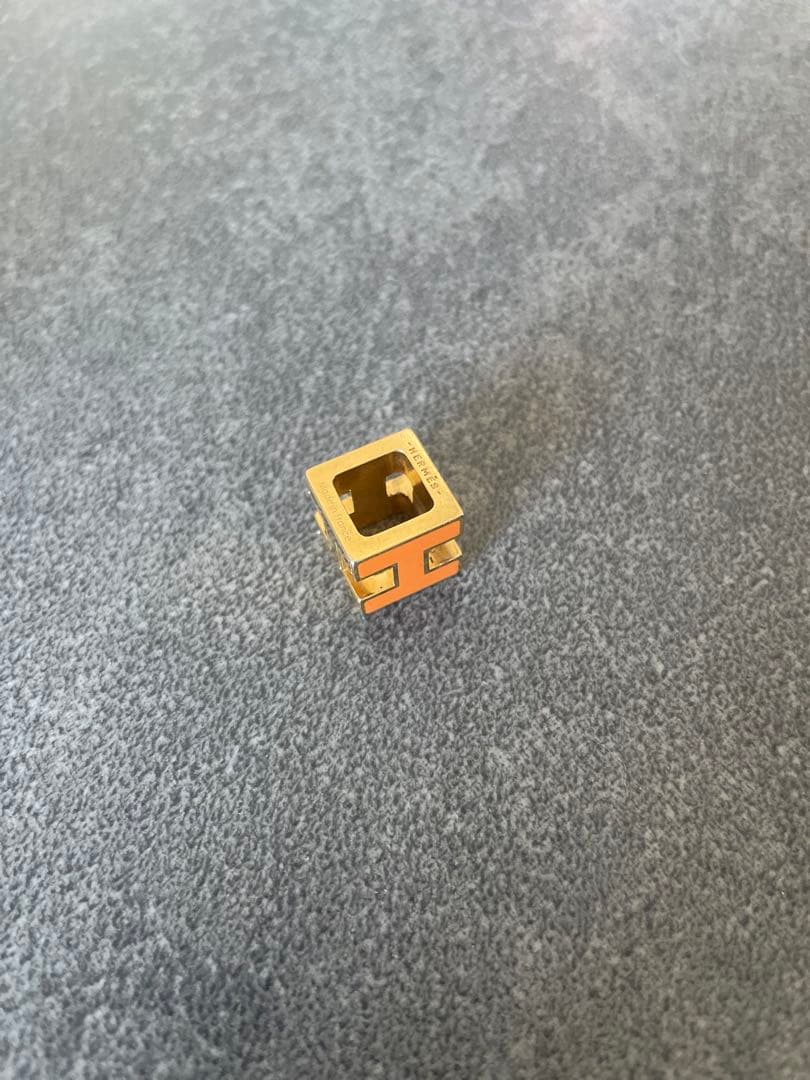 エルメス　ゴールド×オレンジ　カージュドアッシュ　Hキューブ　チャーム