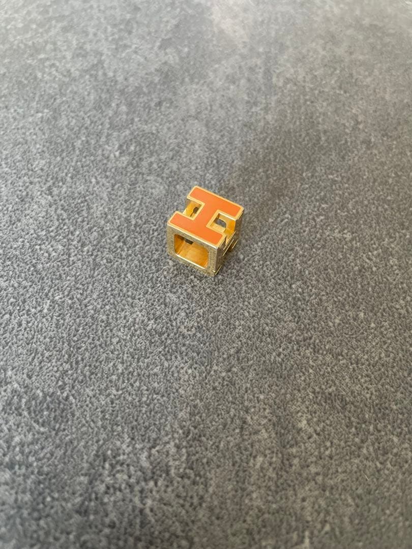 エルメス　ゴールド×オレンジ　カージュドアッシュ　Hキューブ　チャーム