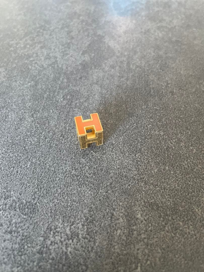 エルメス　ゴールド×オレンジ　カージュドアッシュ　Hキューブ　チャーム