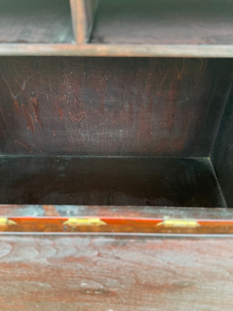 伝統的な木製箪笥 金具装飾付き