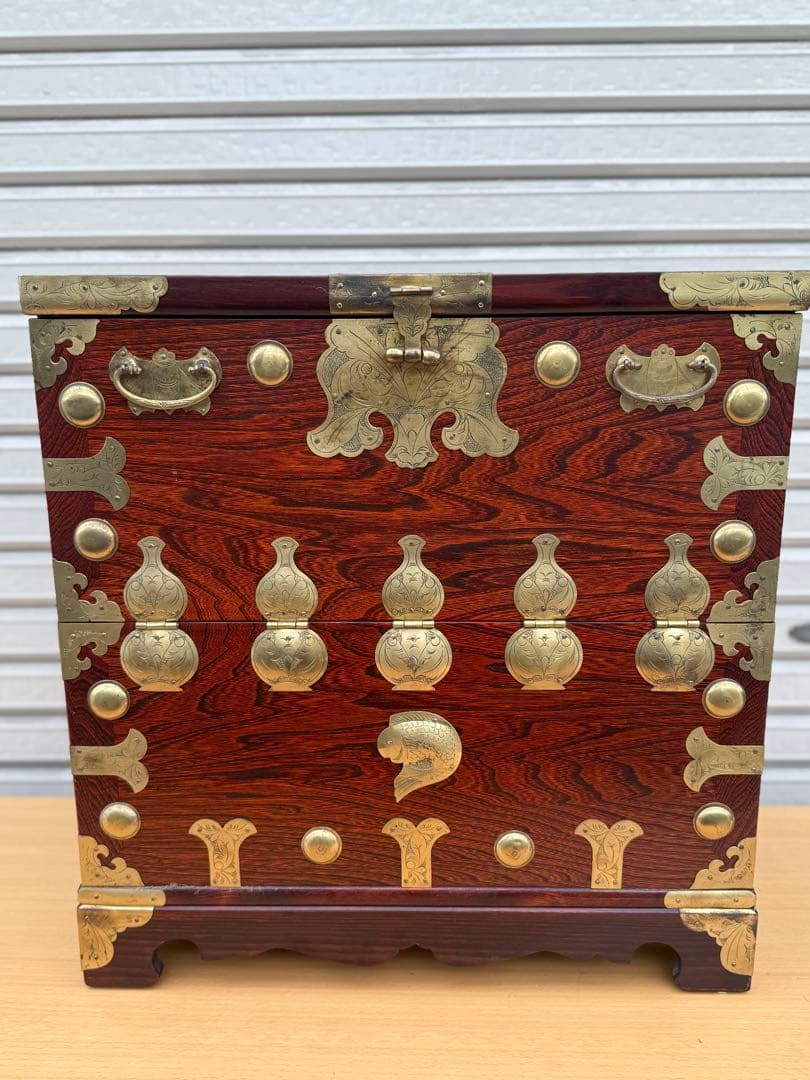 伝統的な木製箪笥 金具装飾付き
