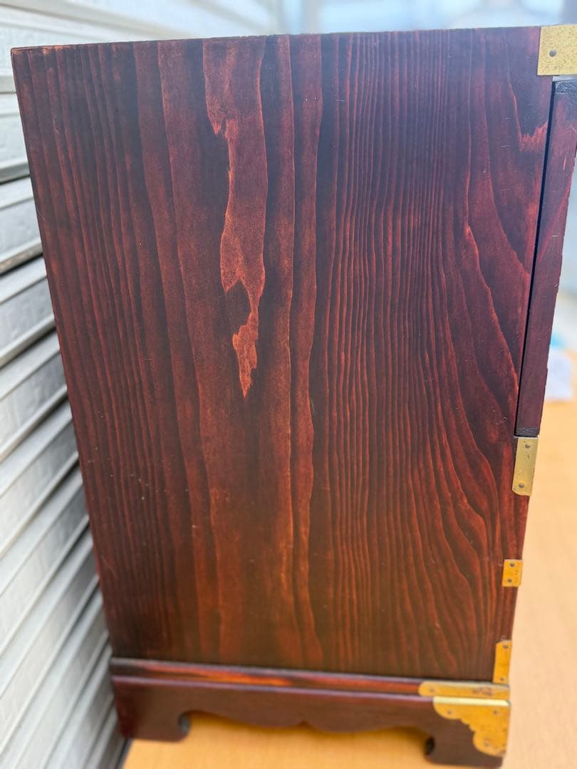 伝統的な木製箪笥 金具装飾付き