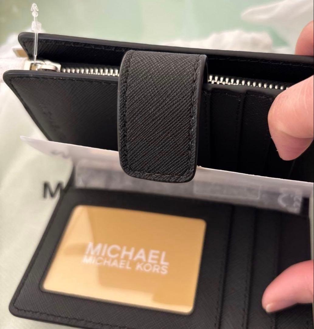 【新品未使用】MICHAEL KORS ブラック 二つ折り財布/値札付き