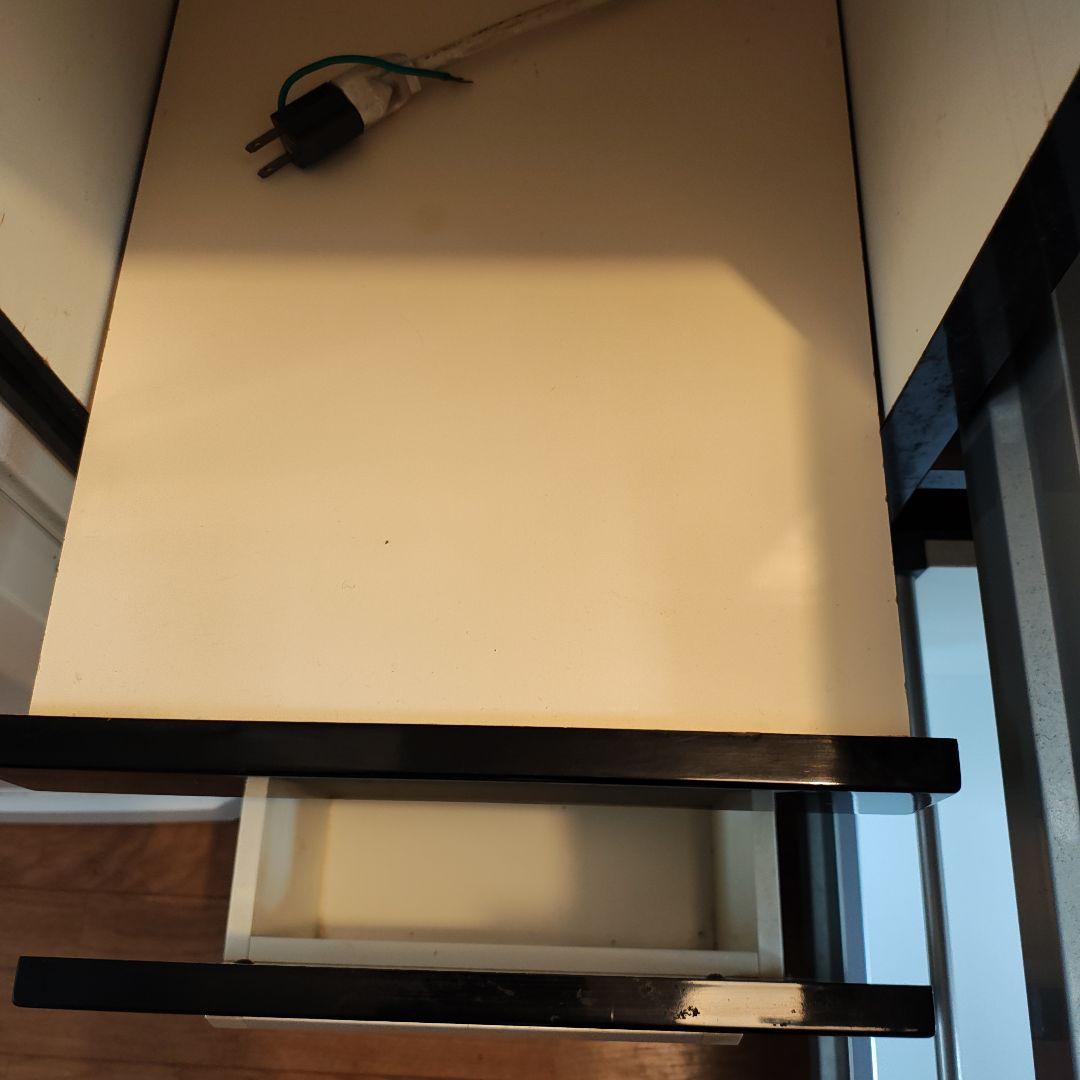 黒い木製食器棚 ホワイト天板付き