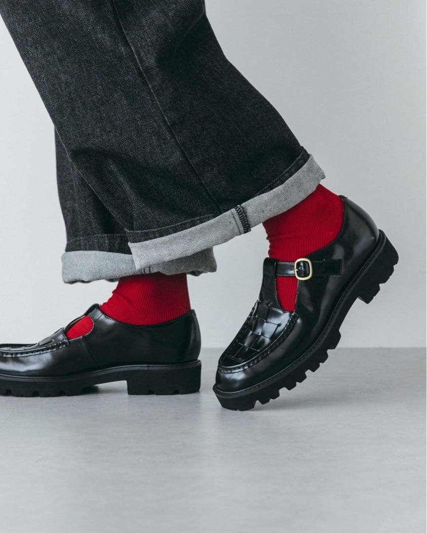 「つま先踊る、大人の相棒」こだわりソールのTストラップシューズ