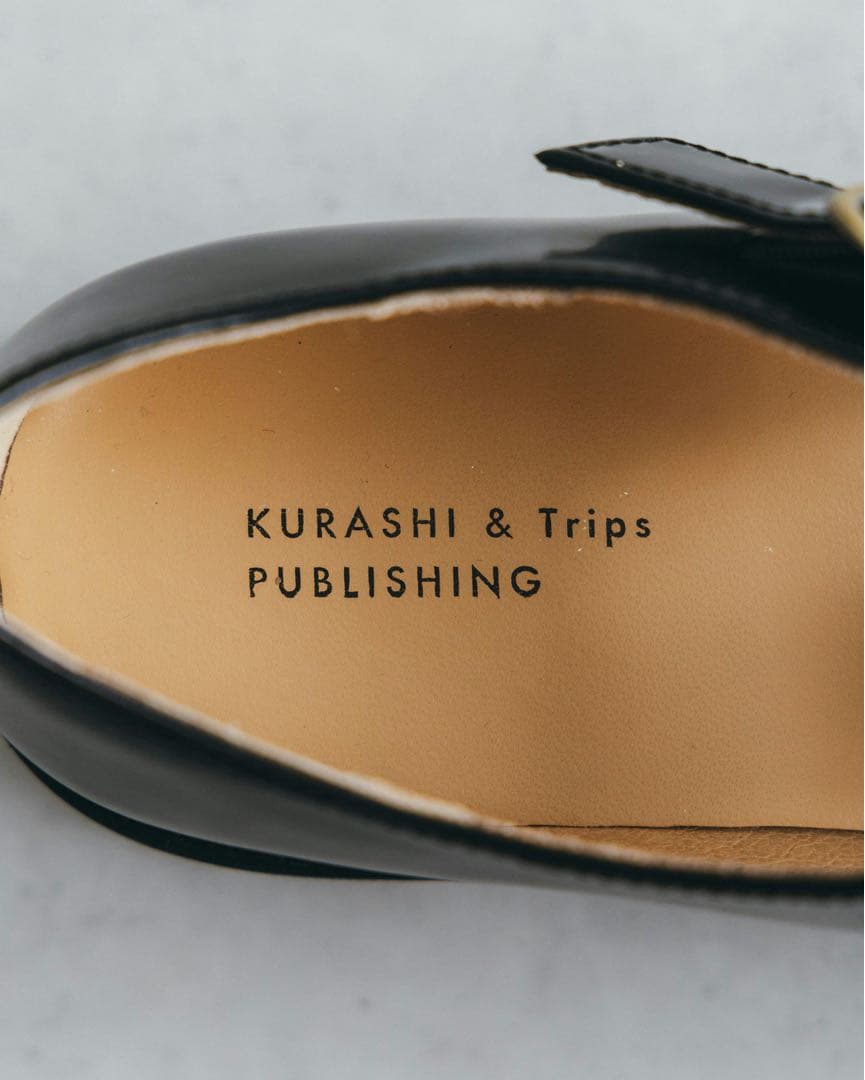 「つま先踊る、大人の相棒」こだわりソールのTストラップシューズ