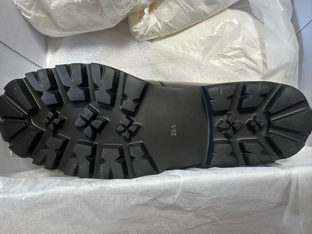 「つま先踊る、大人の相棒」こだわりソールのTストラップシューズ