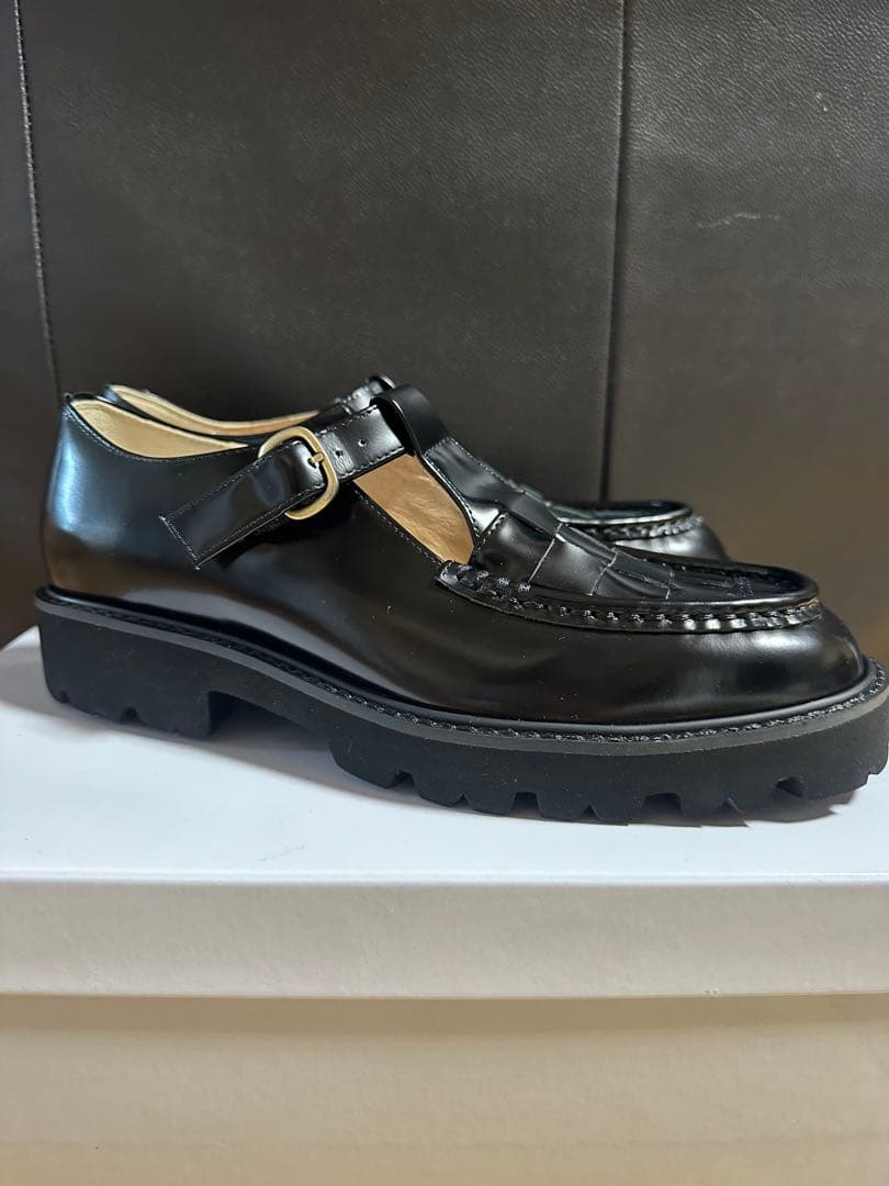 「つま先踊る、大人の相棒」こだわりソールのTストラップシューズ