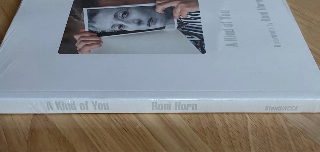 アート・デザイン・音楽 A kind of you : 6 portraits by Roni Horn