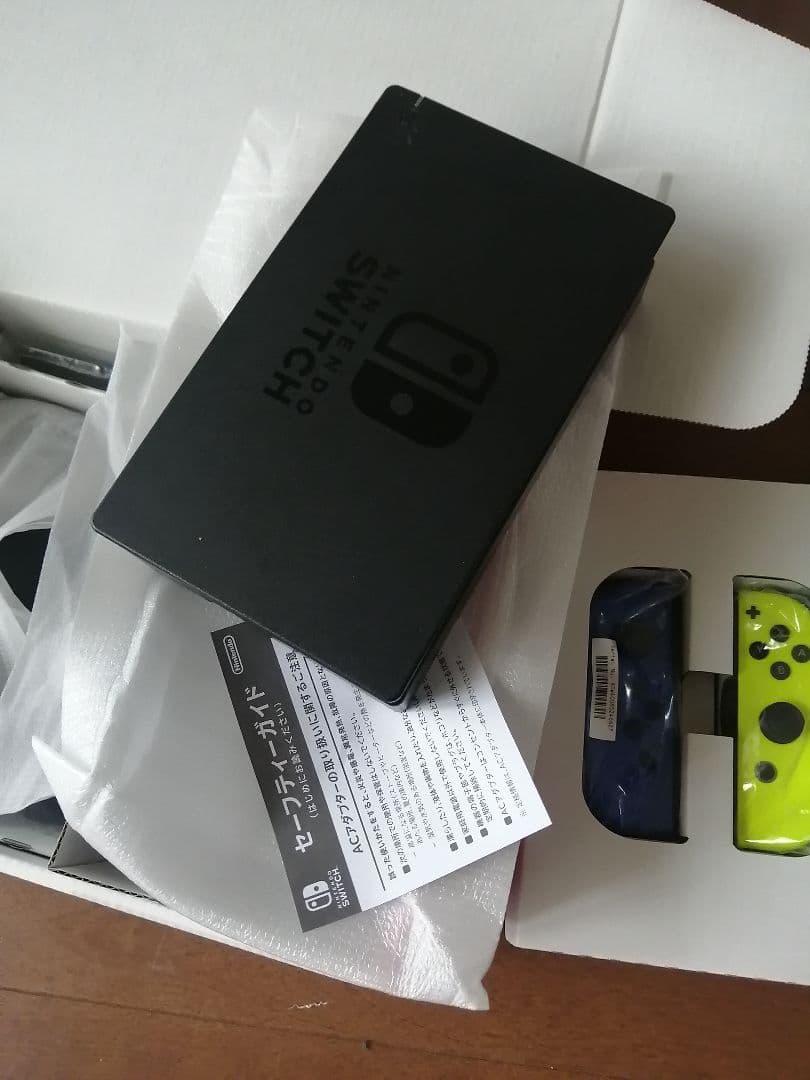 ゆ*じ様 ほぼ新品Nintendo Switch 本体