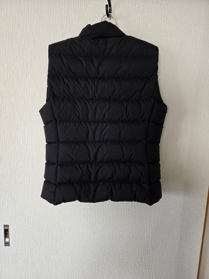 モンクレールの ブラック ダウンベスト