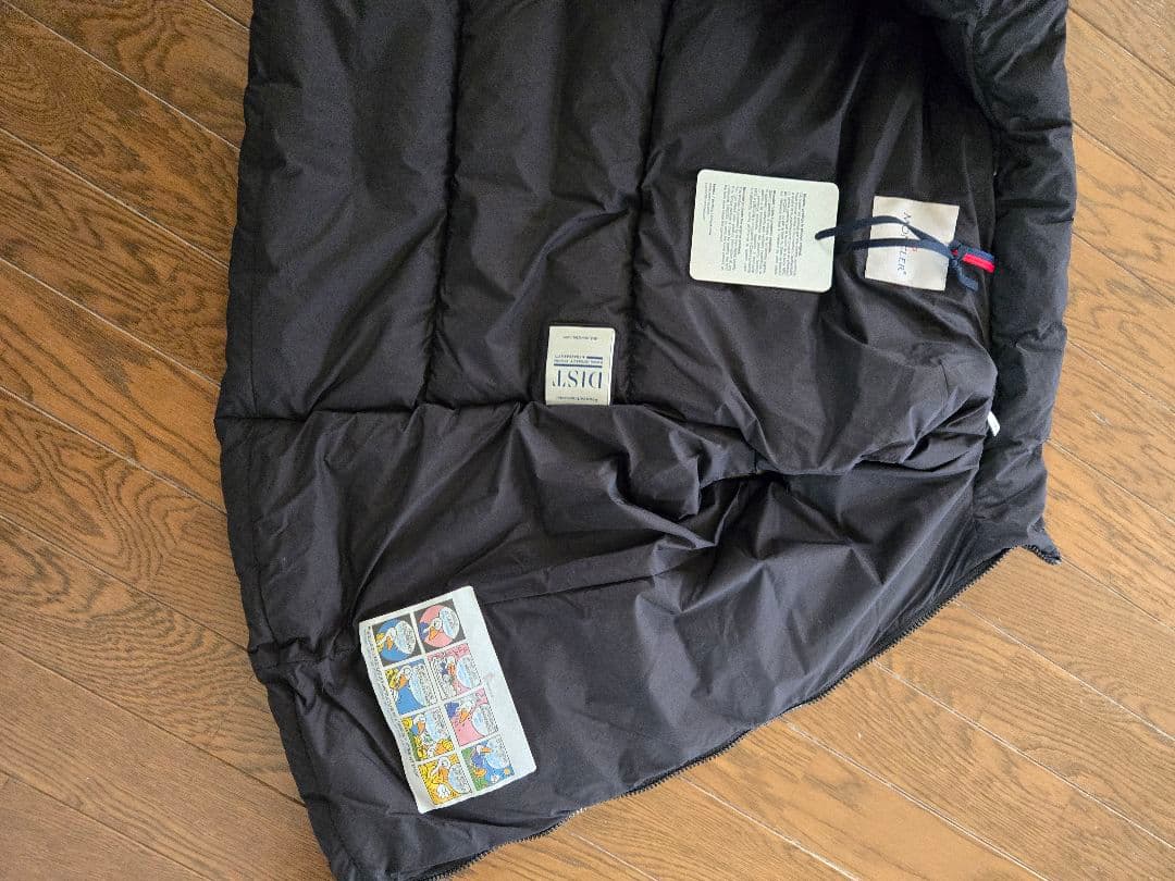 モンクレールの ブラック ダウンベスト