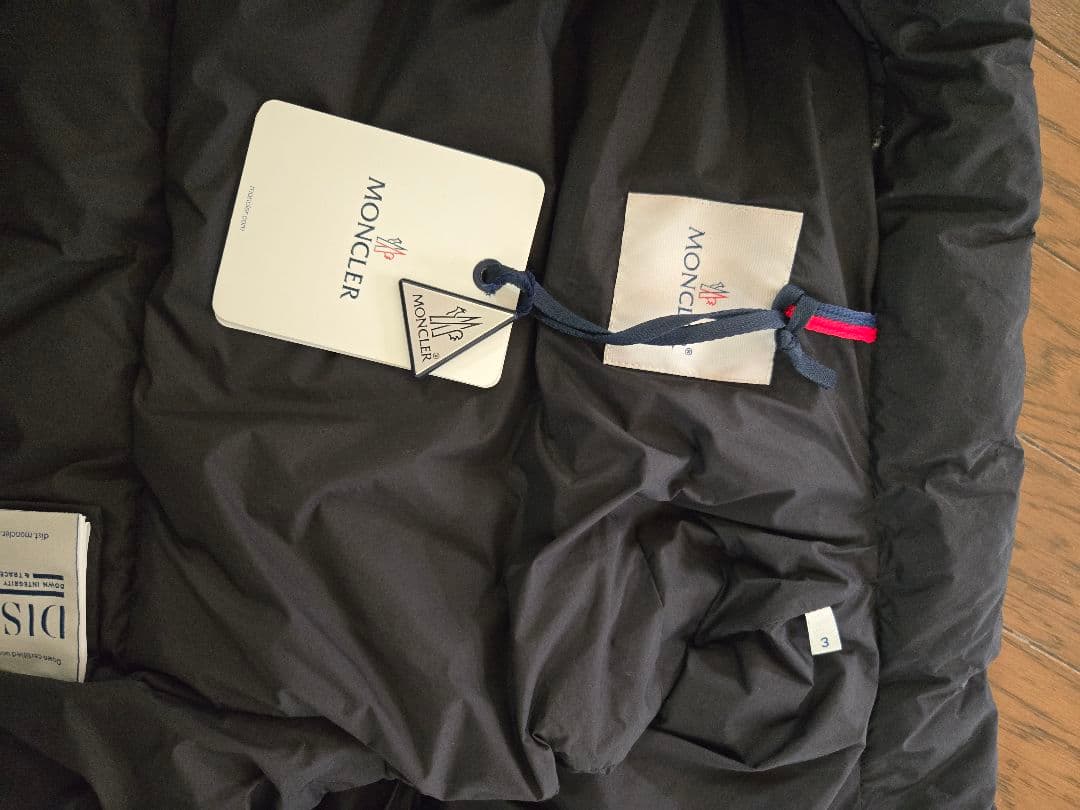 モンクレールの ブラック ダウンベスト