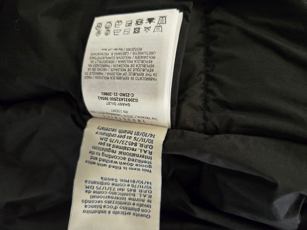 モンクレールの ブラック ダウンベスト