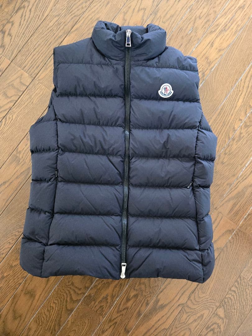 モンクレールの ブラック ダウンベスト