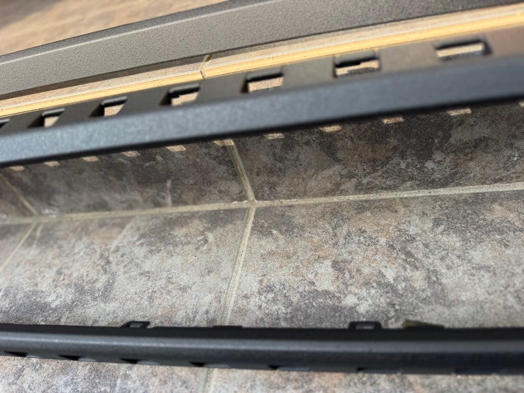 ランドクルーザー　250 グリル　エンブレム　モール　ラプターライナー塗装