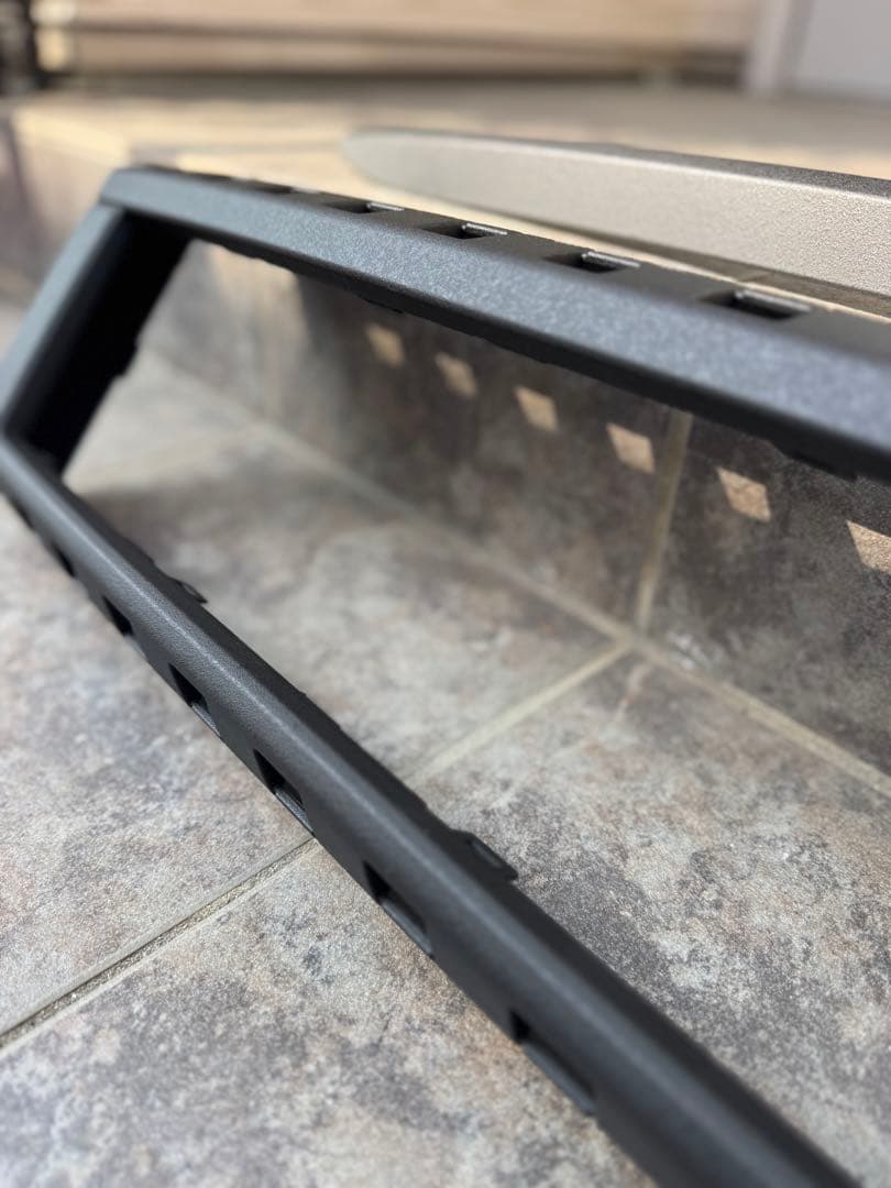 ランドクルーザー　250 グリル　エンブレム　モール　ラプターライナー塗装